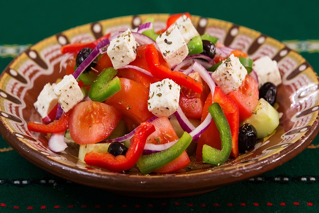 sałatka grecka jako składnik najzdrowszej diety 2023 srodziemnomorskiej