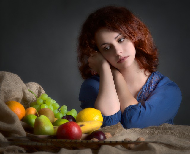 kobieta patrząca na owoce w trakcie odchudzania